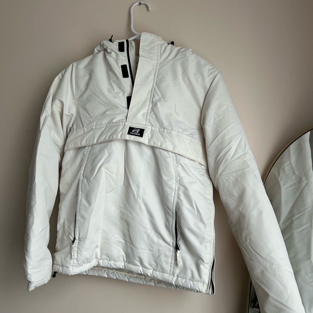 Pull&Bear winter jacket. white, half zip. two pockets, zip up side.